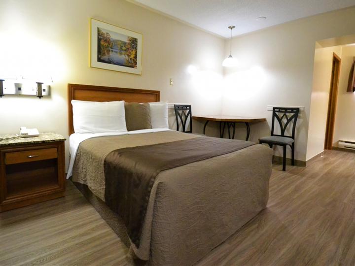 Newmarket Inn | East Gwillimbury, Ontario, L9N 0J2 | 12