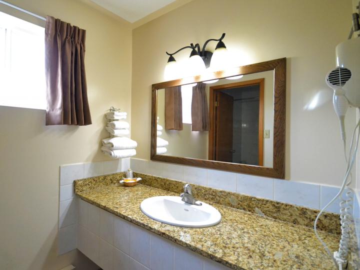 Newmarket Inn | East Gwillimbury, Ontario, L9N 0J2 | 34