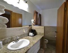 Newmarket Inn | East Gwillimbury, Ontario, L9N 0J2 | Photos 5