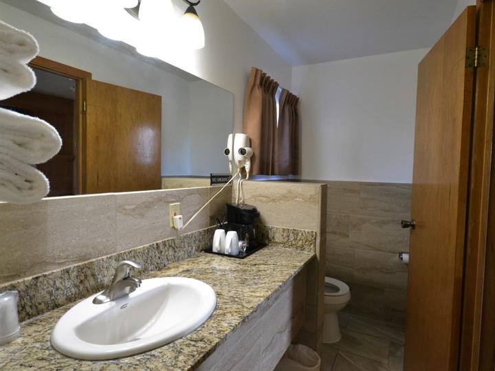 Newmarket Inn | East Gwillimbury, Ontario, L9N 0J2 | 22