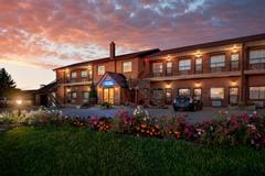 Newmarket Inn | East Gwillimbury, Ontario, L9N 0J2 | Exterior of Newmarket Inn at night with pink sky