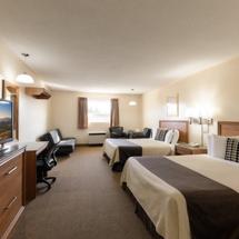 Newmarket Inn | East Gwillimbury, Ontario, L9N 0J2 | Two queen beds with seating area and TV
