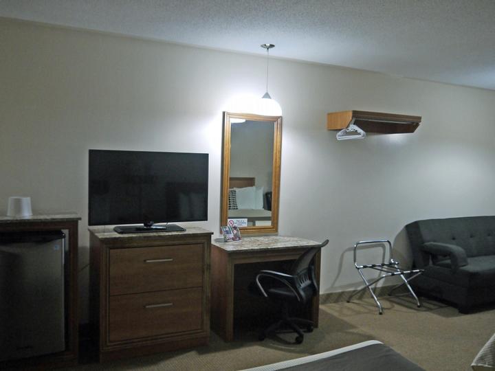 Newmarket Inn | East Gwillimbury, Ontario, L9N 0J2 | 26