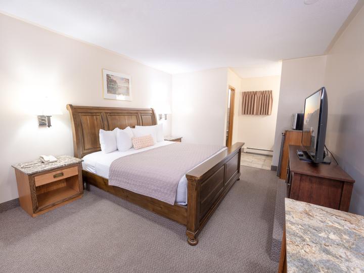 Newmarket Inn | East Gwillimbury, Ontario, L9N 0J2 | 15