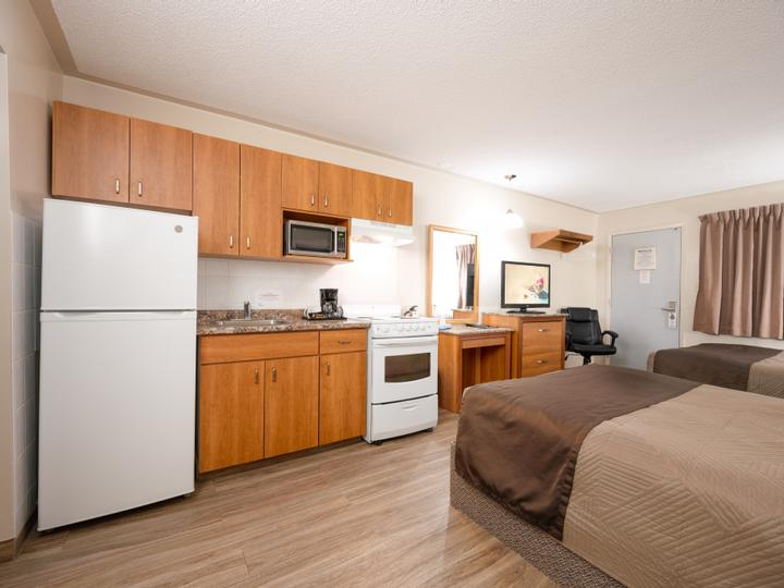 Newmarket Inn | East Gwillimbury, Ontario, L9N 0J2 | 9